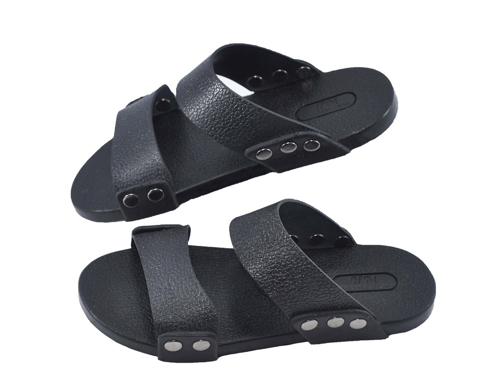 Giày làm bằng cao su